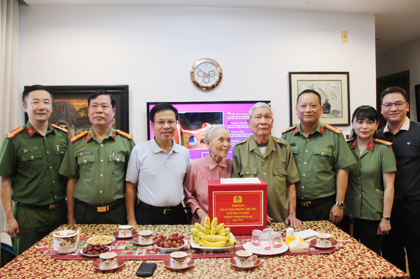 Đoàn công tác CATP tặng quà tri ân gia đình Thiếu tá Vũ Thị Minh Châu và đồng chí Trần Đức Thành Đoàn công tác CATP tặng quà tri ân gia đình Thiếu tá Vũ Thị Minh Châu và đồng chí Trần Đức Thành
