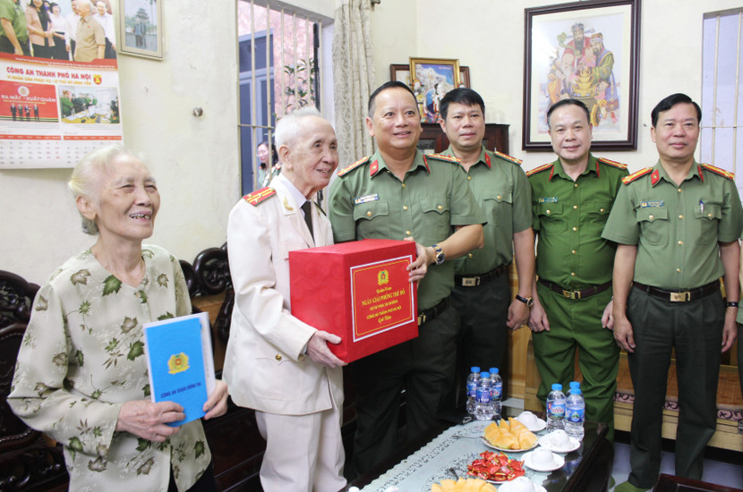 Đoàn công tác tri ân gia đình Thượng tá Phạm Văn Tiệp Đoàn công tác tri ân gia đình Thượng tá Phạm Văn Tiệp