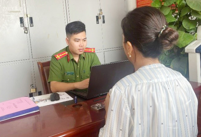 Chị P đến cơ quan công an trình báo Chị P đến cơ quan công an trình báo