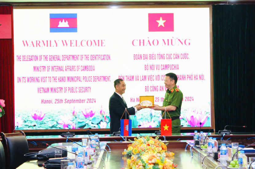 Đại tướng Sok Thy thay mặt đoàn công tác tặng quà CATP Hà Nội Đại tướng Sok Thy thay mặt đoàn công tác tặng quà CATP Hà Nội