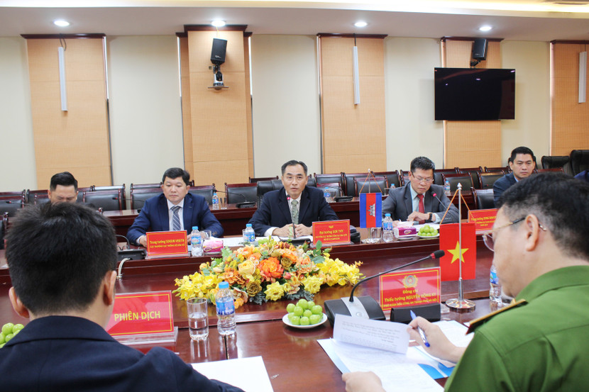 Đại tướng Sok Thy, Phó Tổng Cục trưởng Tổng cục Căn cước - Bộ Nội vụ Campuchia dẫn đầu đoàn công tác đến trao đổi với CATP Hà Nội Đại tướng Sok Thy, Phó Tổng Cục trưởng Tổng cục Căn cước - Bộ Nội vụ Campuchia dẫn đầu đoàn công tác đến trao đổi với CATP Hà Nội