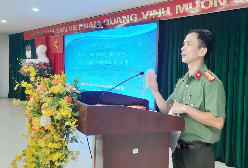 Trung tá Lê Quang Trung, báo cáo viên Cục An ninh Chính trị nội bộ, Bộ Công an truyền đạt về công tác bí mật Nhà nước