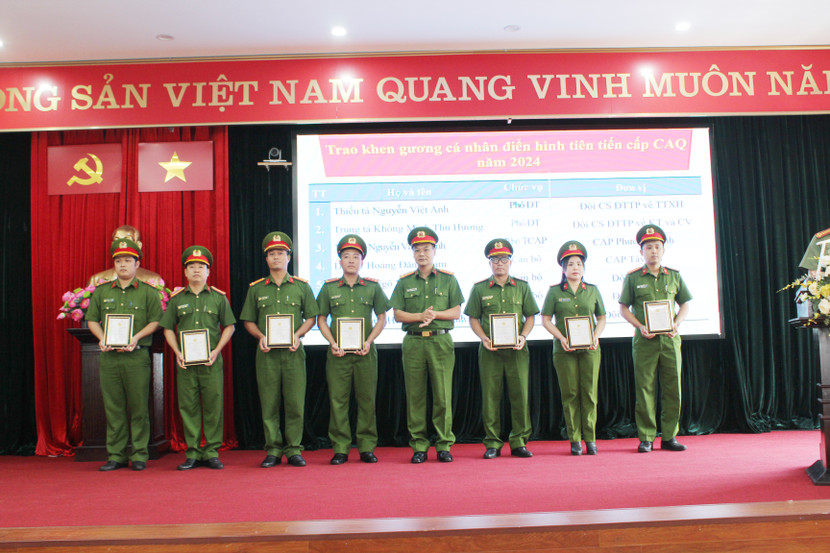 Thượng tá Đặng Mạnh Cường, Phó trưởng CAQ Nam Từ Liêm trao khen cho gương Cá nhân điển hình tiên tiến cấp CAQ