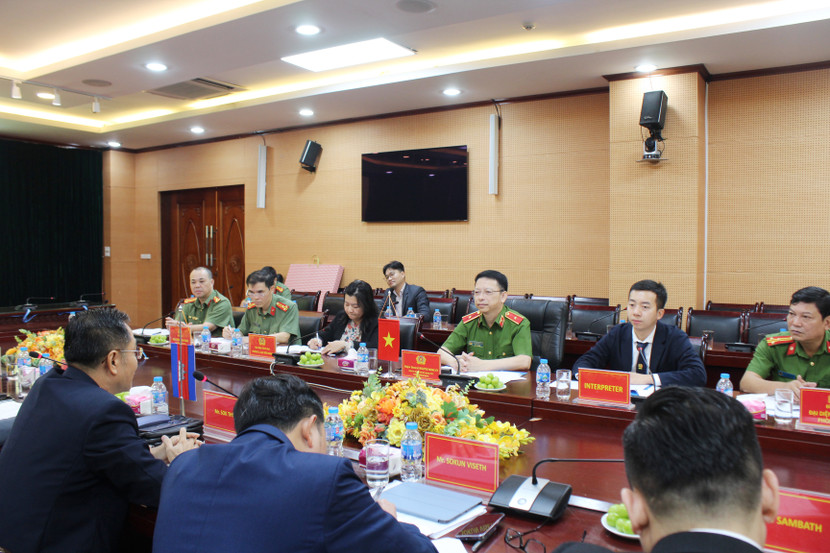 Thiếu tướng Nguyễn Hồng Ky, Phó Giám đốc Công an thành phố Hà Nội chủ trì tiếp đoàn Tổng cục Căn cước, Bộ Nội vụ Campuchia Thiếu tướng Nguyễn Hồng Ky, Phó Giám đốc Công an thành phố Hà Nội chủ trì tiếp đoàn Tổng cục Căn cước, Bộ Nội vụ Campuchia