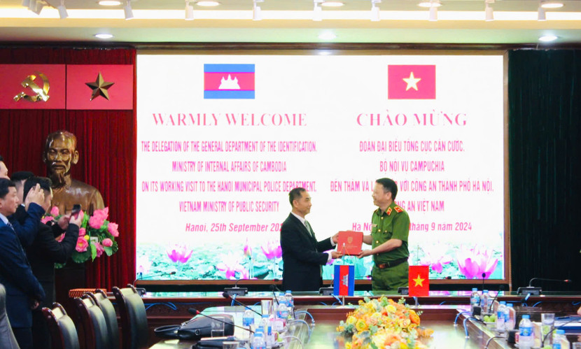 Thiếu tướng Nguyễn Hồng Ky tặng quà Đại tướng Sok Thy Thiếu tướng Nguyễn Hồng Ky tặng quà Đại tướng Sok Thy