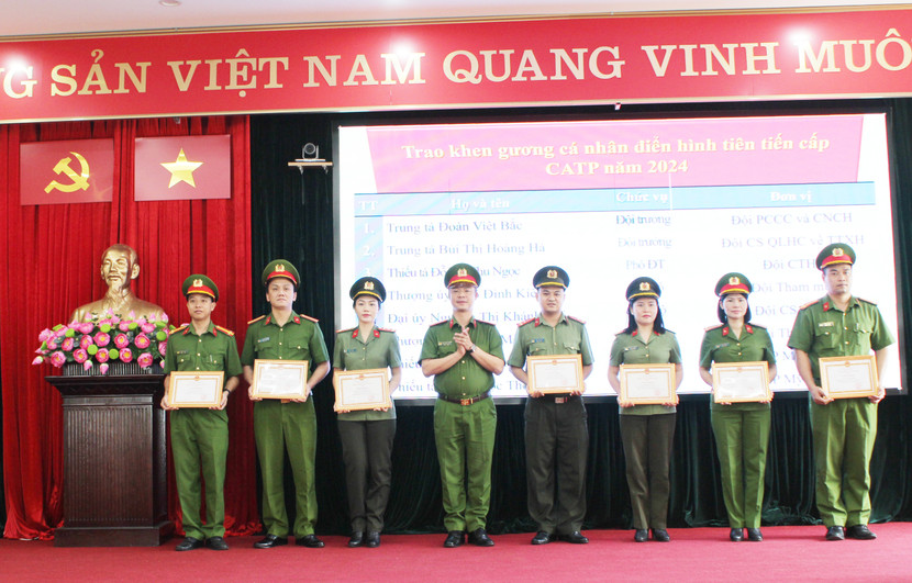 Thiếu tá Đinh Phúc Thành, Phó trưởng CAQ Nam Từ Liêm trao khen cho các gương Cá nhân điển hình tiên tiến cấp CATP