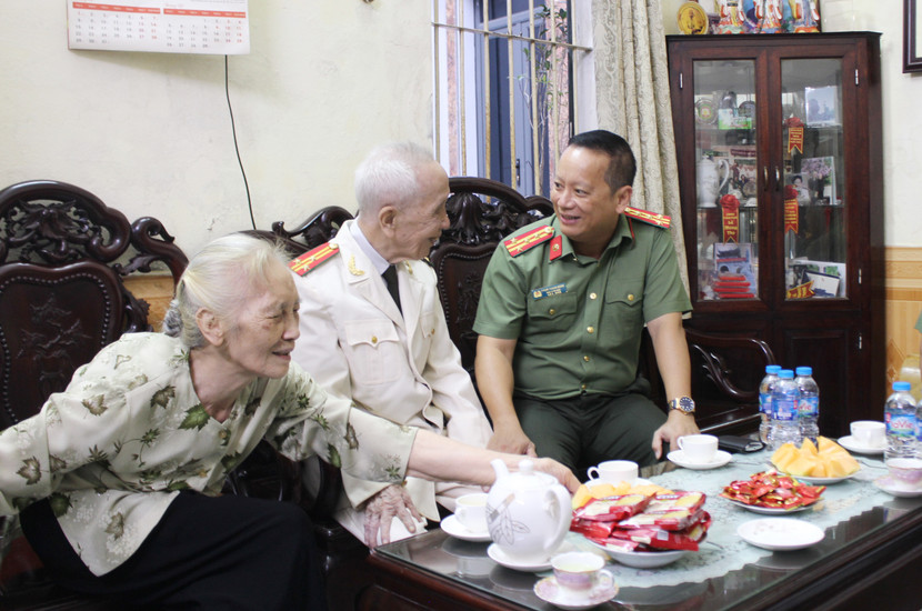 Đại tá Phạm Thanh Hùng - Phó Bí thư Đảng ủy, Phó Giám đốc CATP Hà Nội trò chuyện cùng Thượng tá Phạm Văn Tiệp Đại tá Phạm Thanh Hùng - Phó Bí thư Đảng ủy, Phó Giám đốc CATP Hà Nội trò chuyện cùng Thượng tá Phạm Văn Tiệp
