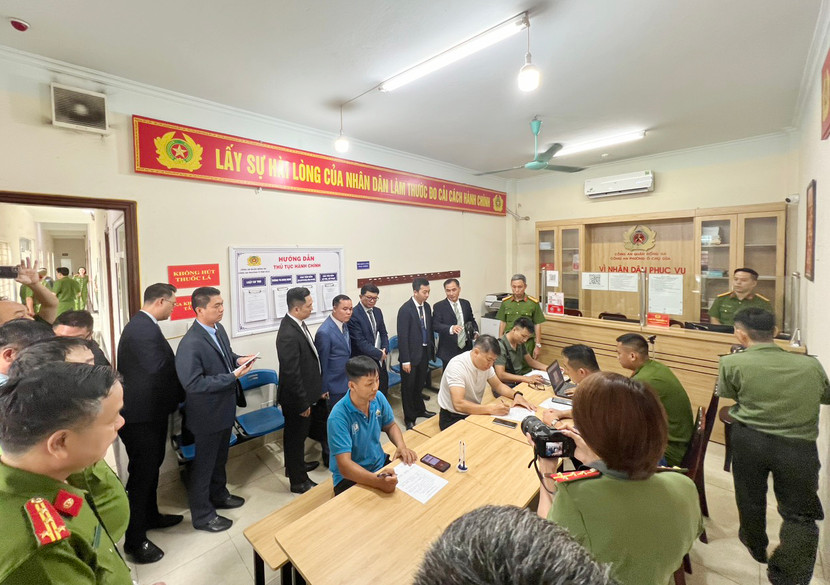 Đoàn Tổng cục Căn cước, Bộ Nội vụ Campuchia mục sở thị công tác quản lý cư trú trên hệ thống kỹ thuật số tại CAP Ô Chợ Dừa, quận Đống Đa Đoàn Tổng cục Căn cước, Bộ Nội vụ Campuchia mục sở thị công tác quản lý cư trú trên hệ thống kỹ thuật số tại CAP Ô Chợ Dừa, quận Đống Đa