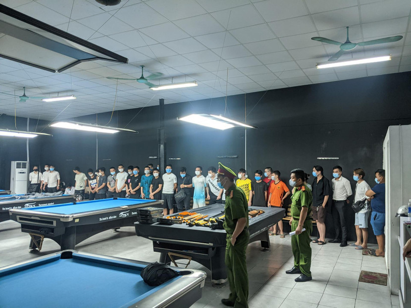 Lập biên bản xử phạt 27 trường hợp tụ tập chơi bi-a