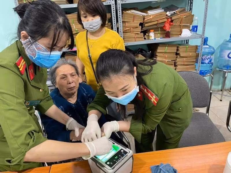 Những người nữ chiến sỹ Công an Thủ đô ngày đêm tham gia chiến dịch cấp CCCD