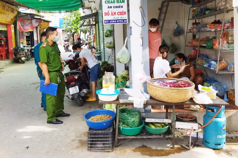 Công an xã Yên Sở tuyên truyền nhắc nhở người dân thực hiện Công điện 15 của Chủ tịch UBND TP