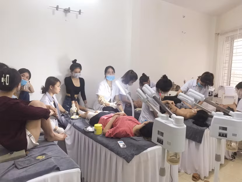 Tại thời điểm kiểm tra spa Manaco, phát hiện động người tập trung trái quy định Tại thời điểm kiểm tra spa Manaco, phát hiện động người tập trung trái quy định