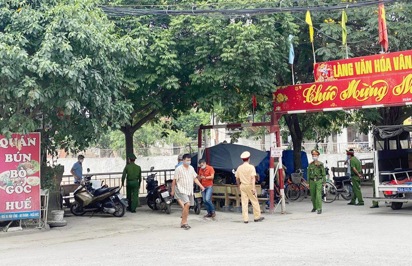 Đội CSGT-TT CAH Hoài Đức phối hợp với Công an xã An Khánh nhắc nhở hàng quán chỉ bán mang về