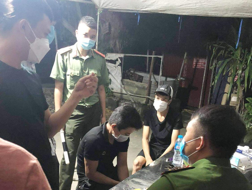 2 nam thanh niên bị tổ trực chốt kiểm soát dịch bệnh Covid-19 trên địa bàn xã Đồng Tâm phát hiện tàng trữ trái phép chất ma túy 2 nam thanh niên bị tổ trực chốt kiểm soát dịch bệnh Covid-19 trên địa bàn xã Đồng Tâm phát hiện tàng trữ trái phép chất ma túy