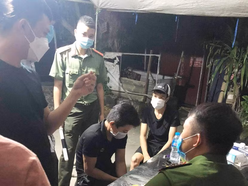2 nam thanh niên bị tổ trực chốt kiểm soát dịch bệnh Covid-19 trên địa bàn xã Đồng Tâm phát hiện tàng trữ trái phép chất ma túy