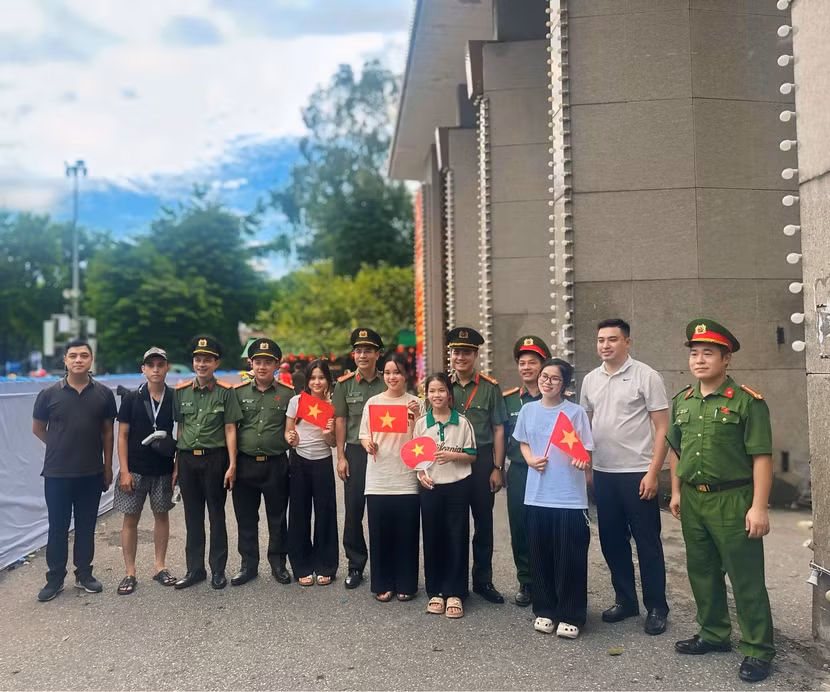 Đại tá Nguyễn Ngọc Quyền - Phó Bí thư Đảng ủy, Phó Giám đốc CATP cùng tổ công tác CATP chụp ảnh lưu niệm theo...nguyện vọng tha thiết của nhóm các em học sinh, sinh viên từ Ninh Bình về Hà Nội xem sự kiện A80, ngày 30-8.