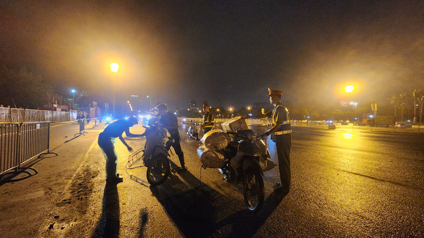 Chiếc xe chở quá tải đã gặp sự cố Chiếc xe chở quá tải đã gặp sự cố