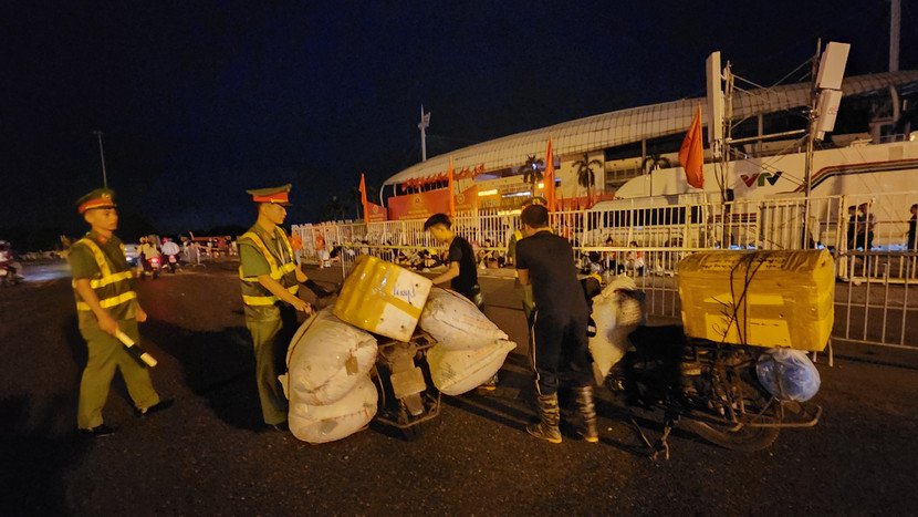 Các CBCS Công an hỗ trợ giúp dân hoàn thành việc sắp xếp hàng hóa và tiếp tục di chuyển Các CBCS Công an hỗ trợ giúp dân hoàn thành việc sắp xếp hàng hóa và tiếp tục di chuyển