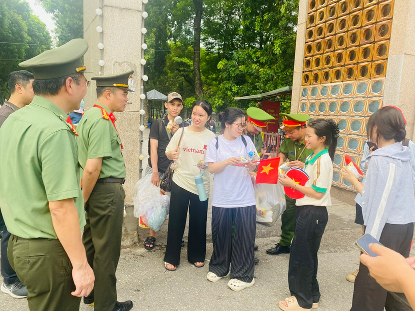 Đại tá Nguyễn Ngọc Quyền Phó Bí thư Đảng ủy, Phó Giám đốc CATP trò chuyện cùng nhóm học sinh, sinh viên
