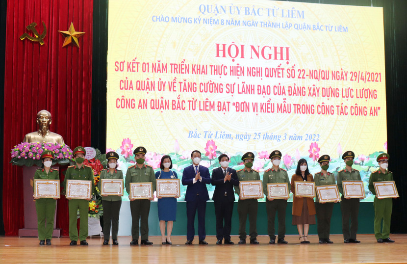 Ông Lưu Ngọc Hà, Chủ tịch UBND quận và ông Nguyễn Hữu Tuyên, Chủ tịch HĐND quận trao giấy khen của Quận ủy Bắc Từ Liêm cho các tập thể và cá nhân có thành tích xuất sắc trong thực hiện Nghị quyết 22 Ông Lưu Ngọc Hà, Chủ tịch UBND quận và ông Nguyễn Hữu Tuyên, Chủ tịch HĐND quận trao giấy khen của Quận ủy Bắc Từ Liêm cho các tập thể và cá nhân có thành tích xuất sắc trong thực hiện Nghị quyết 22