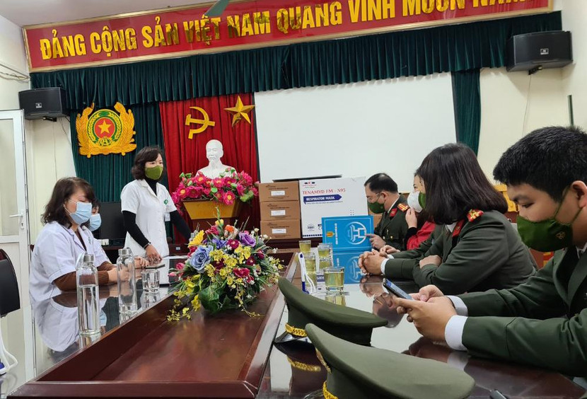 Bác sỹ Trung tá Nguyễn Thị Thu Hiền, Giám đốc Bệnh viện CATP thay mặt CBCS, y, bác sỹ Bệnh viện CATP cảm ơn tấm lòng của Thanh tra CATP dành tặng Bệnh viện CATP