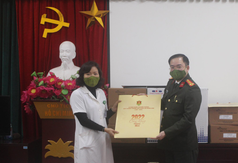 Trung tá Đoàn Đức Thắng thay mặt Thanh tra CATP tặng biểu trưng nhân kỷ niệm 55 ngày truyền thống ngành thanh tra vào năm 2022