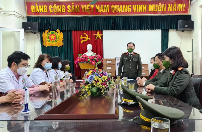 Trung tá Đoàn Đức Thắng, Chánh thanh tra CATP Hà Nội phát biểu tri ân CBCS, y, bác sỹ Bệnh viện CATP - những người tuyến đầu chống dịch của CATP