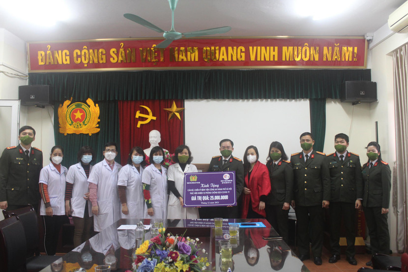 Thanh tra CATP và đại diện Công ty T&amp;C tặng thiết bị y tế phòng chống dịch là khẩu trang N95 và gel rửa tay nano bạc