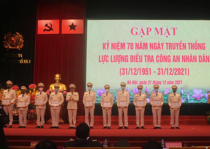 Thiếu tướng Nguyễn Anh Tuấn trao Giấy khen của Giám đốc CATP cho các tập thể, cá nhân có thành tích xuất sắc