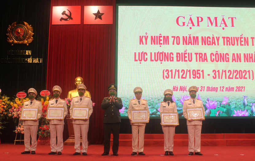 Trung tướng Nguyễn Hải Trung trao tặng Bằng khen của Bộ trưởng Bộ Công an cho các tập thể, cá nhân có thành tích xuất sắc