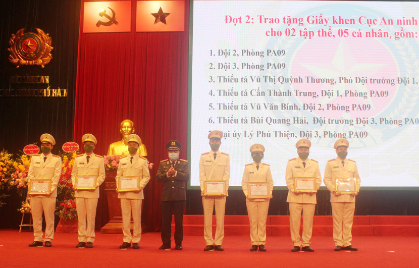 Thiếu tướng Trần Văn Thiệp, Phó Cục trưởng Cục An ninh điều tra trao Giấy khen của Cục An ninh điều tra cho các cá nhân