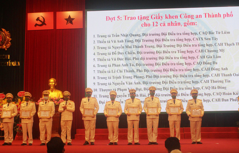 Thiếu tướng Nguyễn Thanh Tùng, Phó Giám đốc CATP trao Giấy khen của Giám đốc CATP cho các tập thể, cá nhân có thành tích xuất sắc