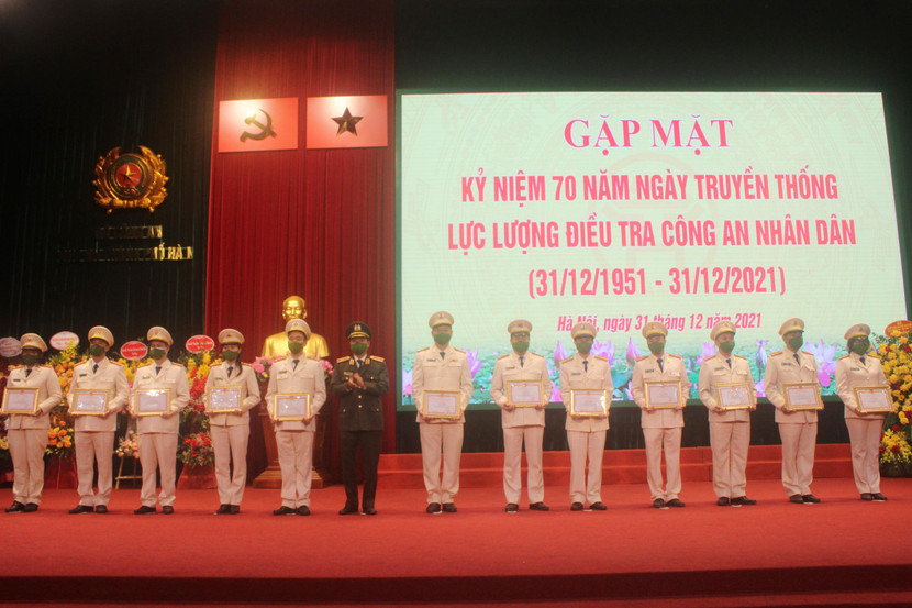 Thiếu tướng Đào Thanh Hải, Phó Bí thư Đảng ủy, Phó Giám đốc CATP tặng Giấy khen của Giám đốc CATP cho các tập thể, cá nhân