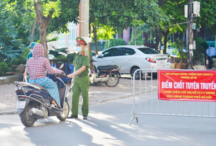 Chốt kiểm soát lưu động trên địa bàn phường Mễ Trì
