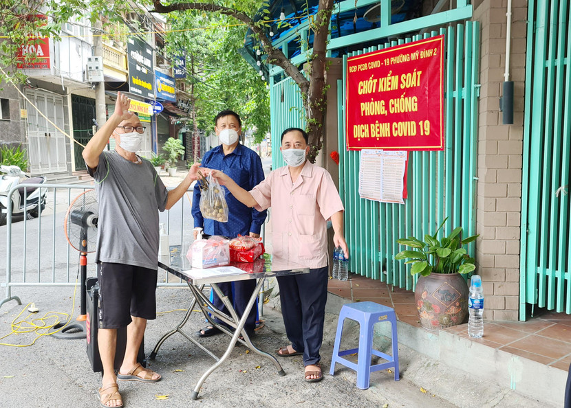 Người dân tiếp sức các chốt kiểm soát trên địa bàn