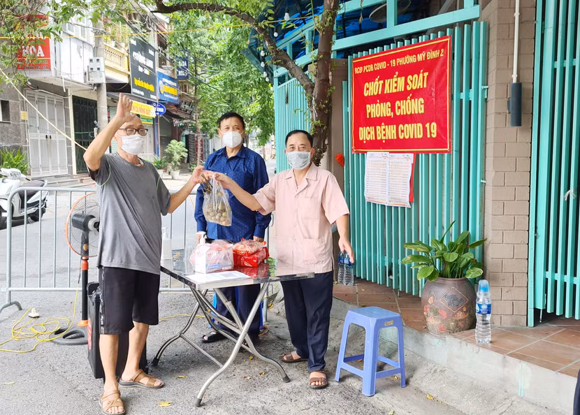 Người dân tiếp sức các chốt kiểm soát trên địa bàn