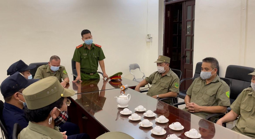 Cảnh sát khu vực CAP Cầu Diễn đang phổ biến cách truy cập trang Zalo Công an quận cho một nhóm Zalo nội bộ