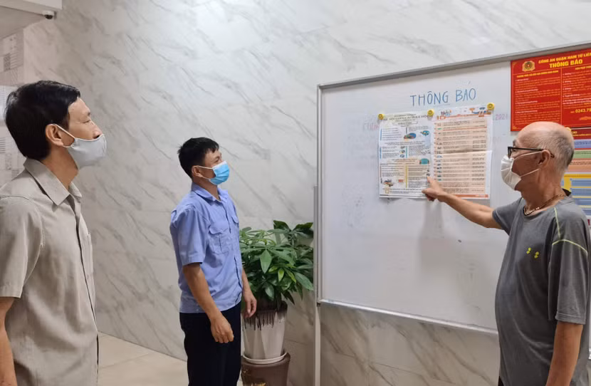 Chính quyền cơ sở tuyên truyền về Chỉ thị 17 bằng hình thức dán tờ rơi tại các khu chung cư