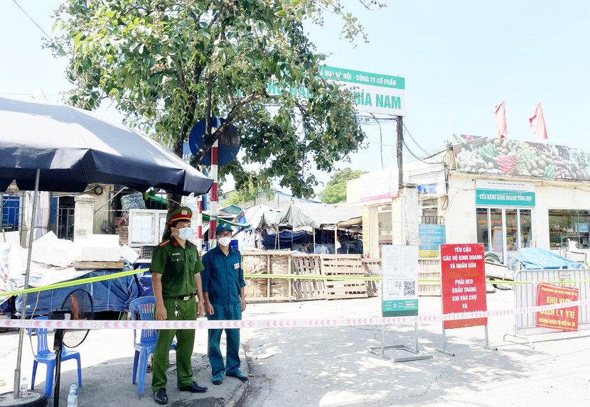 Dưới cái nắng chói chang, các lực lượng làm nhiệm vụ tranh thủ bóng mát để hoàn thành nhiệm vụ kiểm soát chợ đầu mối phía Nam