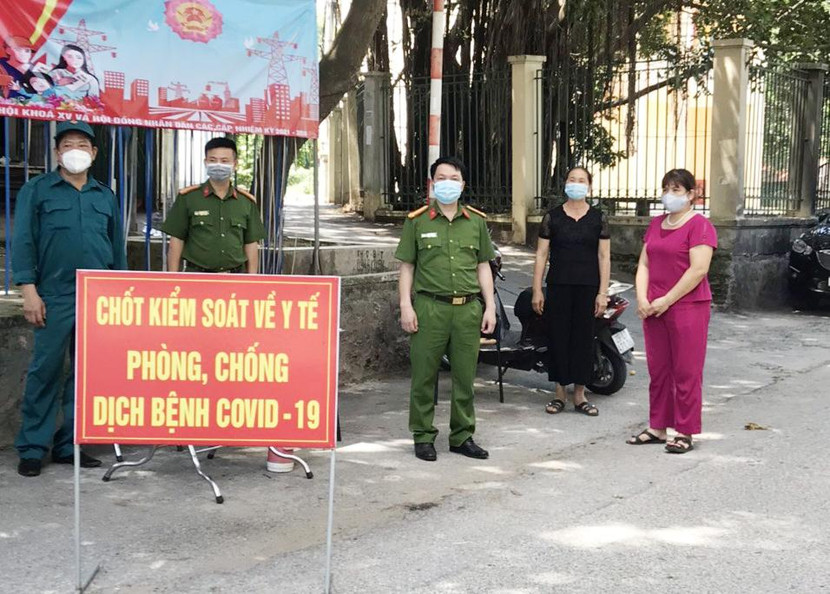 Cùng với CBCS, chỉ huy CAP cũng tham gia chốt kiểm soát y tế phòng chống dịch bệnh Covid-19