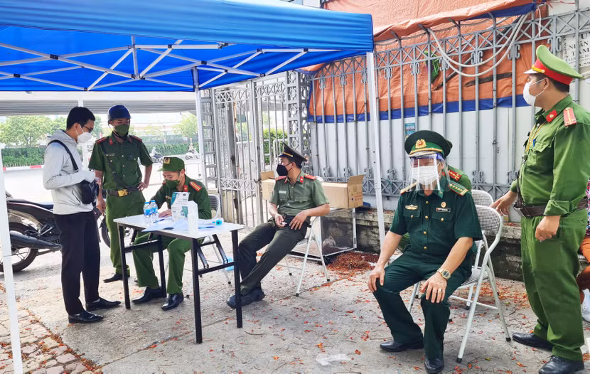 Chốt kiểm soát liên ngành lập biên bản người ra ngoài đường không có lý do