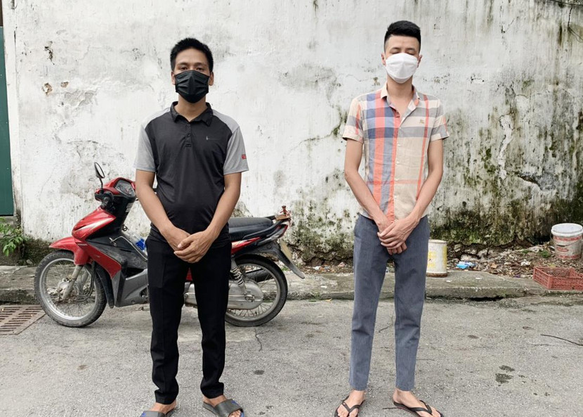 Hai nam thanh niên mang súng săn đi bắn chim trong ngày thực hiện giãn cách xã hội