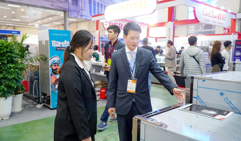 Ông Vũ Văn Lâm, Tổng Giám đốc Công ty cổ phần thiết bị bếp công nghiệp Hưng Thịnh Phát giới thiệu sản phẩm mang thương hiệu Berjaya (Malaysia)