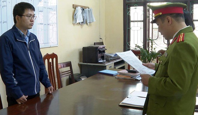 Cơ quan CSĐT Công an tỉnh Thái Bình tống đạt quyết định khởi tố bị can đối với Mai Ngọc Hạnh