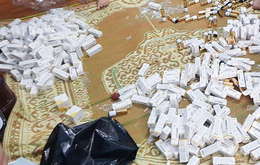 Vỏ hộp bày la liệt tại sàn nhà