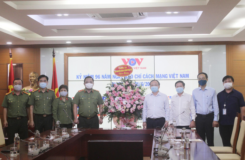 Trung tướng Nguyễn Hải Trung, Ủy viên Ban Thường vụ Thành ủy, Bí thư Đảng ủy, Giám đốc CATP Hà Nội thăm và chúc mừng Đài Tiếng nói Việt Nam Trung tướng Nguyễn Hải Trung, Ủy viên Ban Thường vụ Thành ủy, Bí thư Đảng ủy, Giám đốc CATP Hà Nội thăm và chúc mừng Đài Tiếng nói Việt Nam