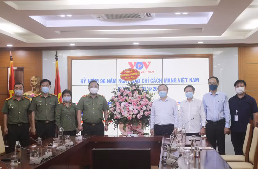 Trung tướng Nguyễn Hải Trung, Ủy viên Ban Thường vụ Thành ủy, Bí thư Đảng ủy, Giám đốc CATP Hà Nội thăm và chúc mừng Đài Tiếng nói Việt Nam