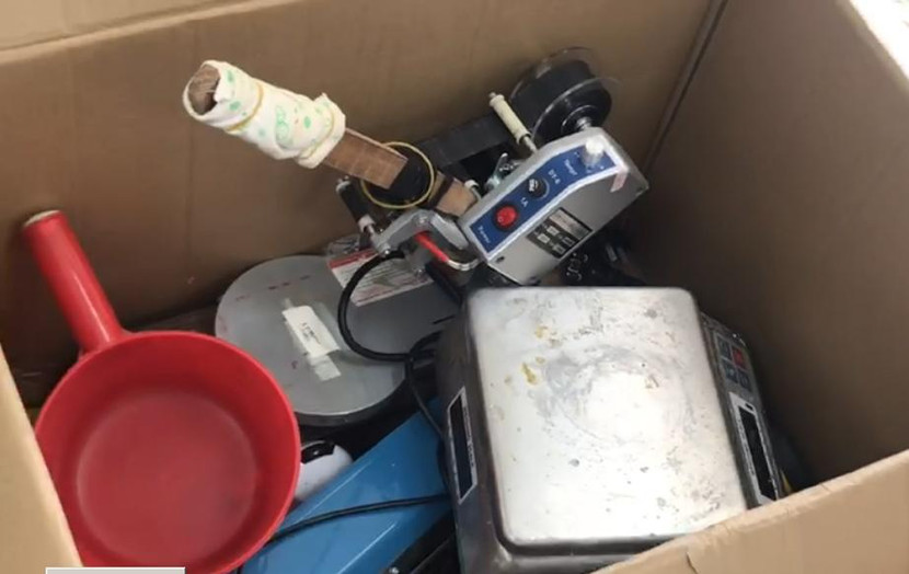 Dụng cụ để sản xuất mỹ phẩm giả