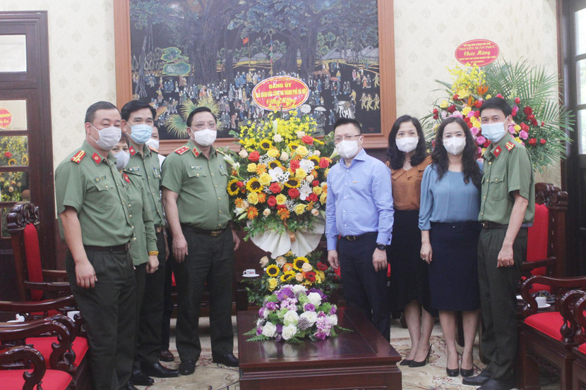 Trung tướng Nguyễn Hải Trung và đoàn công tác CATP thăm và chúc mừng Báo Nhân dân Trung tướng Nguyễn Hải Trung và đoàn công tác CATP thăm và chúc mừng Báo Nhân dân