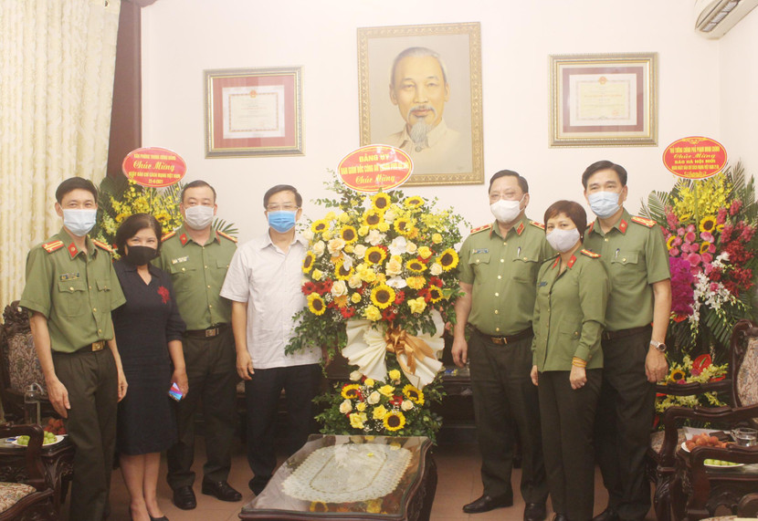 Trung tướng Nguyễn Hải Trung và đoàn công tác CATP thăm và chúc mừng Báo Hà Nội mới Trung tướng Nguyễn Hải Trung và đoàn công tác CATP thăm và chúc mừng Báo Hà Nội mới